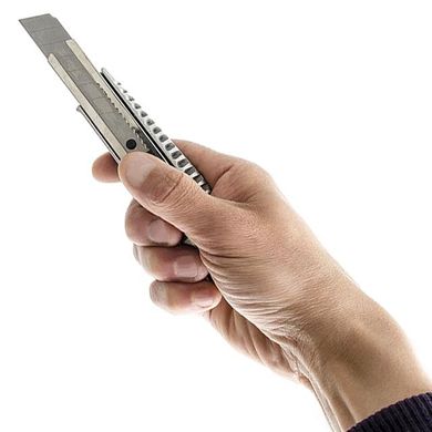 Нож с отломным лезвием 18 мм, с металлической направляющей, противоскользящий корпус INTERTOOL HT-0504 (HT-0504) фото